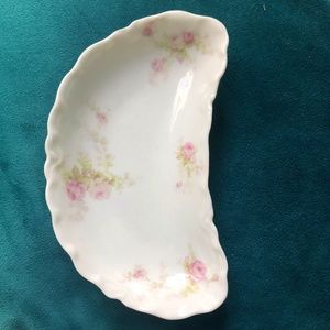 VINTAGE MOON SHAPED DISH FLOWER DETAILS